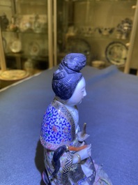 Une figure d'une femme assise sur un tr&ocirc;ne de lotus en porcelaine de Chine famille rose, 19&egrave;me